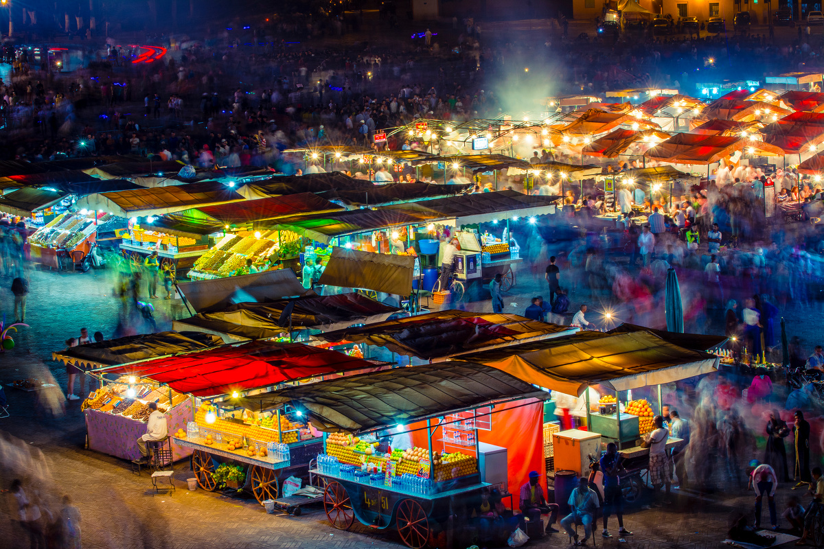 马拉喀什的杰玛埃尔夫纳广场夜市,随着夜幕的降临,人们摩肩接踵的涌入