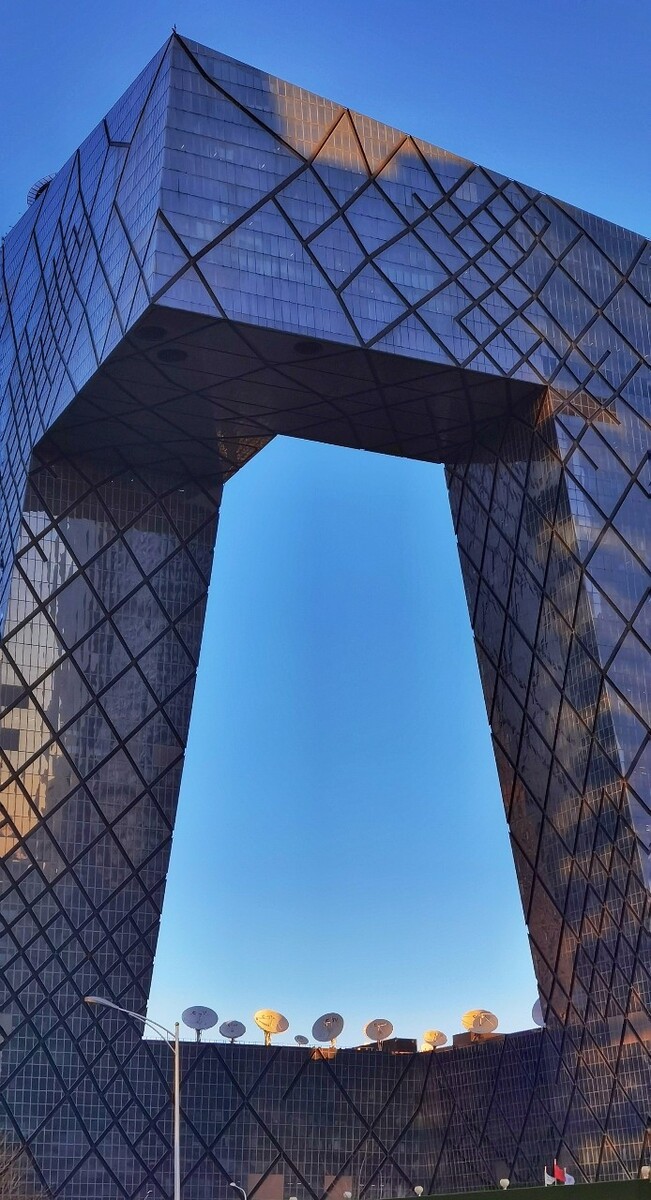 美国式示威<br />
威斯康辛州州长发表了一个议案讲大幅缩减工人和教师的福利。带来的直接后果就是学费上涨。这是校园内的大规模示威。跟电影“阿甘正传”差不多，大家挨个上来发言。图中请来了就是多岁的老头，让人推上来的。该老头号称和政府斗争了一辈子