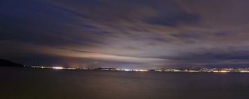 隔海相望