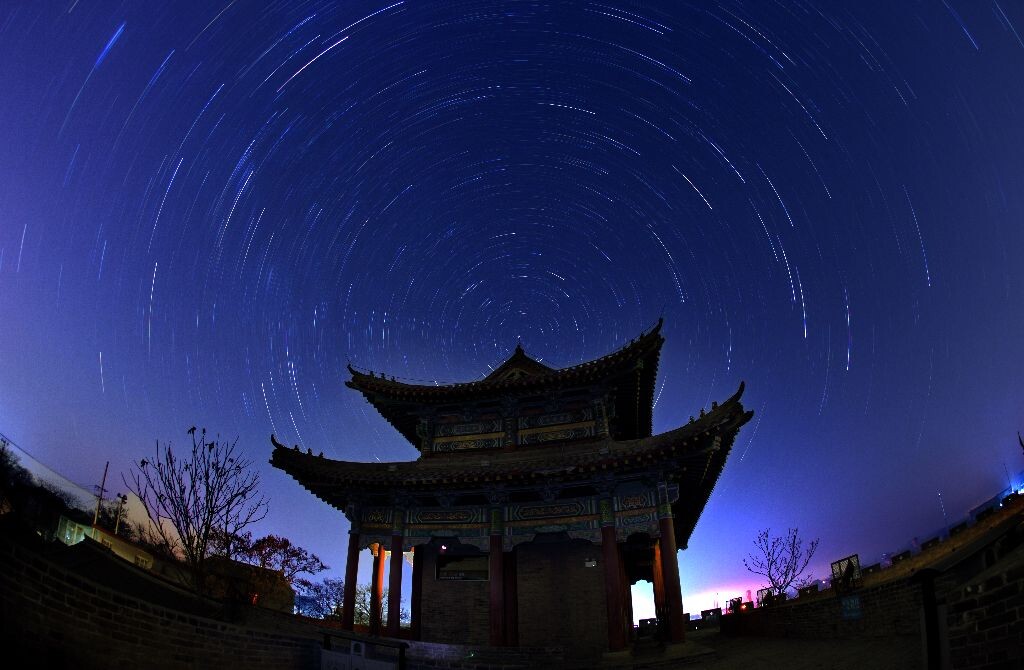 河北邯郸 杨氏太极拳故居 广府古城。这座古城历史悠久 ，经历过战争后依然保留完整 多少个日日月月依然壮观。拍摄玩星轨后 对着电脑看照片 前景历史的痕迹 背景 时间的痕迹  整体不掉的痕迹。