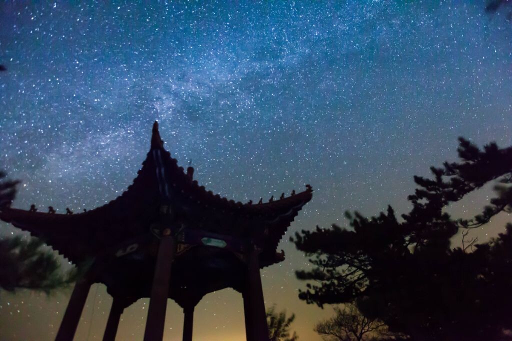 真是徒步爬山 走走停停 到亭子后一阵暖风吹来 纳闷呢哪里拍的暖风啊。