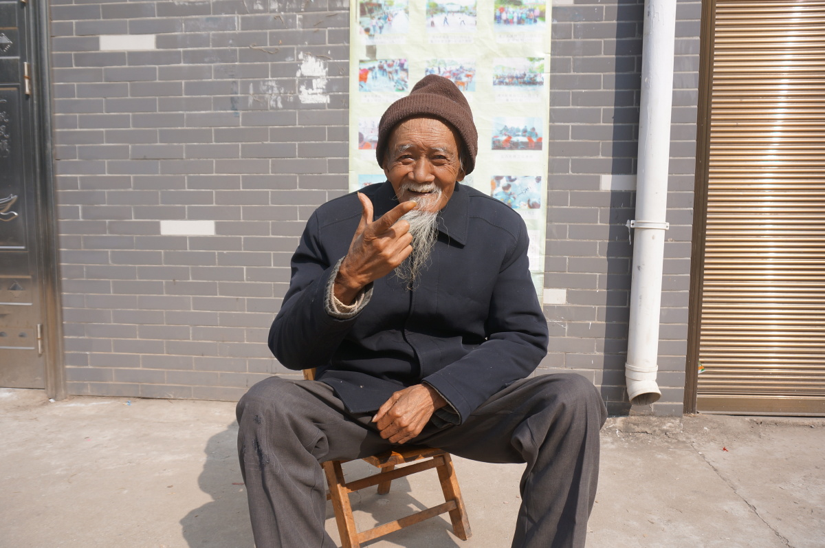 大寒节气80岁老人晒太阳