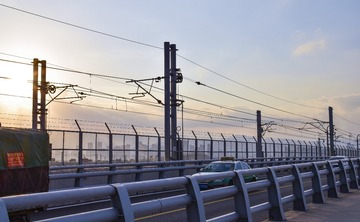 716890