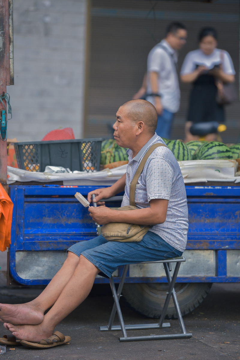 散步的老两口吃冰棍的西瓜贩子切菠萝蜜的老奶奶包