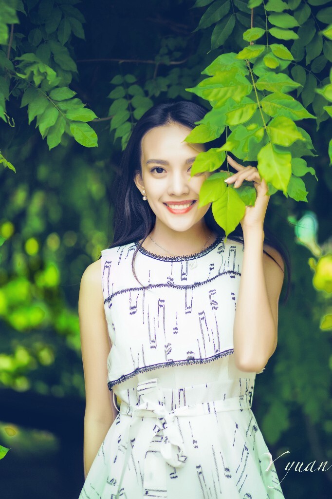 4. 刚接触人像的时候,那时候真的是什么都不懂。从网上找来教程,看着怎么拍,怎么摆动作,怎么修。但真的拍的时候发现大多数都不那么实用,反而真的是那种拍照的感觉和不同的视角更会吸引别人。这张照片,可能从技术上来说没有什么难得,但最重要的是,他会让你看到以后真的开心,能感染到别人。渐渐发现,人像也很好玩啊。<br />