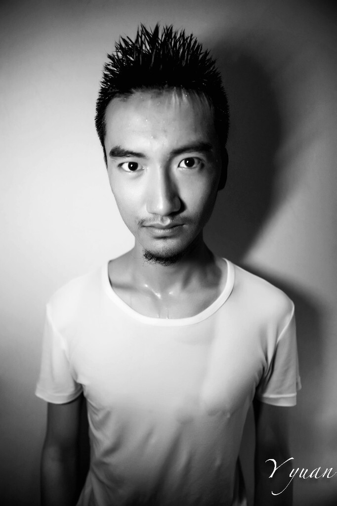 7. [犀牛]这一组照片是我第一回摆脱了纯的自然光。真正发现光是可以被控制，并且可以形成各种不同的拍摄效果。这次拍摄的时候，室内的环境特别差，那个时候我也还没有室内灯光设备，就是凭着一盏台灯完成了这次拍摄。慢慢的，现在在朋友的工作室也体验了很多，自己也粗略的制造过简单的照明系统，但这第一次带给我的惊喜，那种创造的感觉，真的很吸引人。<br />
