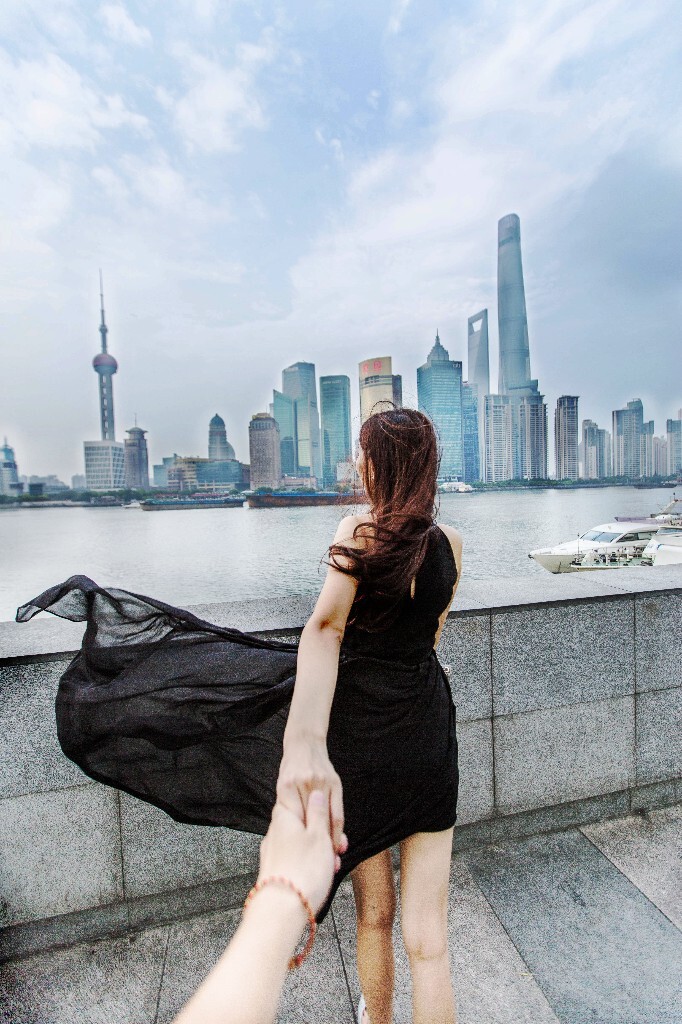 8 .可以毫不夸张的说,摄影这一年带给我的最珍贵的东西,绝对不是什么名什么利。而是遇到了她。当拿着相机,拉着她的手的时候真的有一种人生赢家的感觉,而我的好多照片,好多灵感又是从她身上感受到的。她,就是爱情。<br />