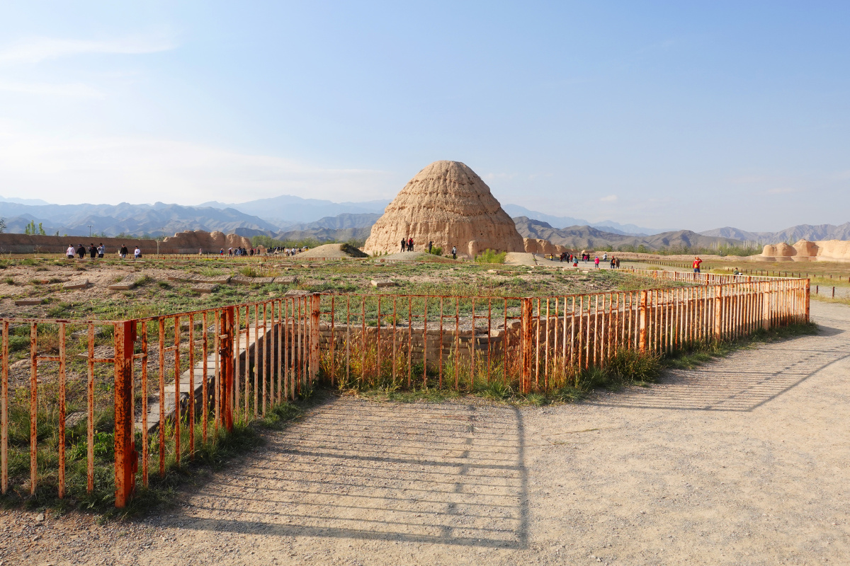 宁夏银川西夏王陵中国现存规模最大地面遗址最完整的帝王陵园之一