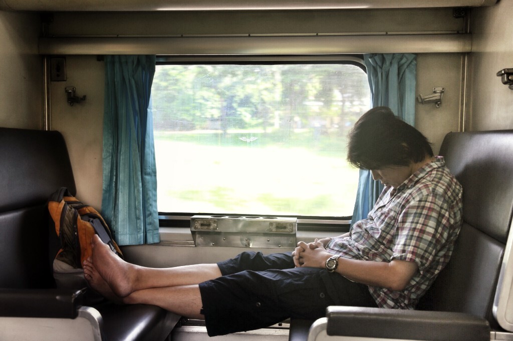 旅途中，一个人的时候，难免会感觉孤单。该张照片拍摄于曼谷到清迈的火车上。