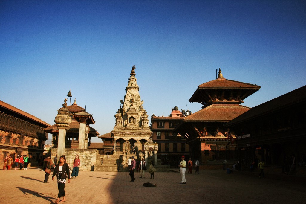 巴德岗(Bhadgaon),也被称为巴克塔普尔(Bhaktapur),在尼泊尔语中意为“稻米之城”或“虔诚者之城”,是尼泊尔第三大主要城市。早在公元12世纪,由安南达·马拉国王正式兴建。不仅如此,巴德岗还是尼泊尔的文化之都,中世纪尼泊尔城镇生活的橱窗,也是尼泊尔中世纪建筑和艺术的发源地。在这里,除了能体验到尼泊尔的古老文化,还能感受到一种极度宁静的生活氛围。