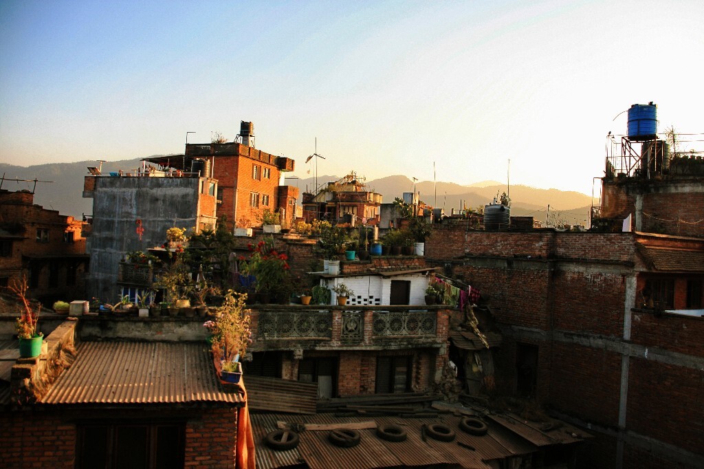 在我们住的旅馆楼顶,俯瞰巴德岗居民区被朝阳染成了金色。