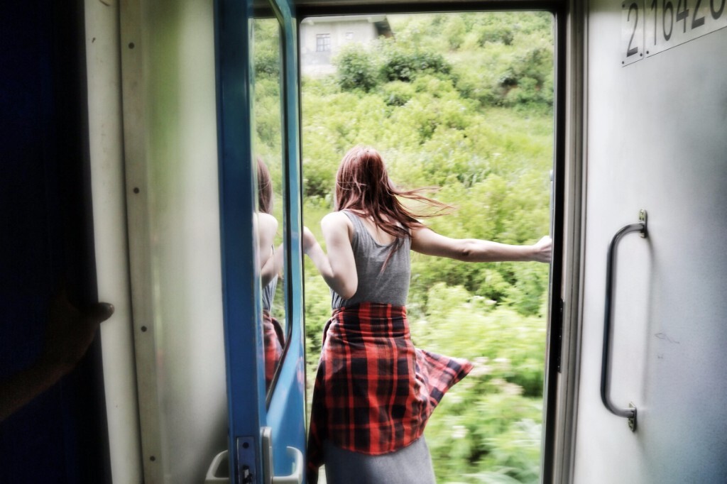 你看过了许多美景 <br />
你看过了许多美女 <br />
你迷失在地图上每一道短暂的光阴 <br />
<br />
你累计了许多飞行 <br />
你用心挑选纪念品 <br />
你搜集了地图上每一次的风和日丽 <br />
<br />
在康堤开往茶园的火车上，一位外国游客也学着当地人的样子，趴在车门口，沉浸在自己的世界。