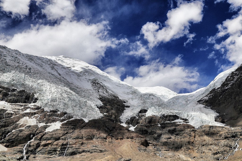 电影《红河谷》取景地,乃钦康桑雪山---西藏三大大陆型冰川之一的卡若拉大冰川,正逐渐退化。