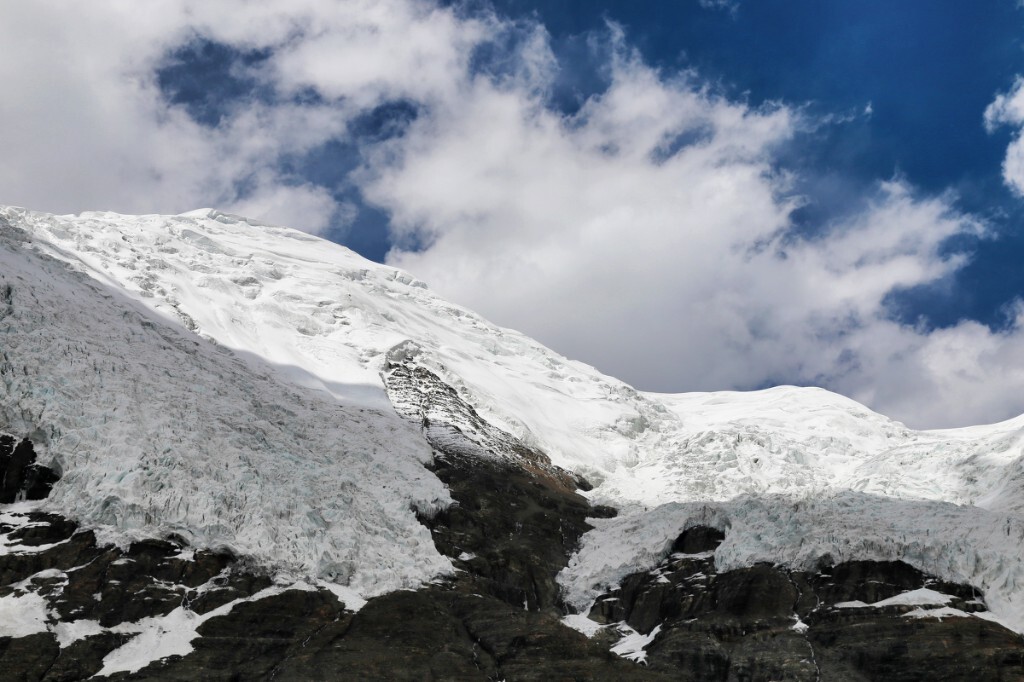 电影《红河谷》取景地,乃钦康桑雪山---西藏三大大陆型冰川之一的卡若拉大冰川,正逐渐退化。