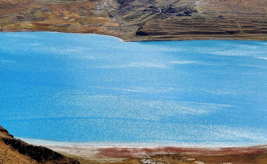 蓝宝石般的湖水。