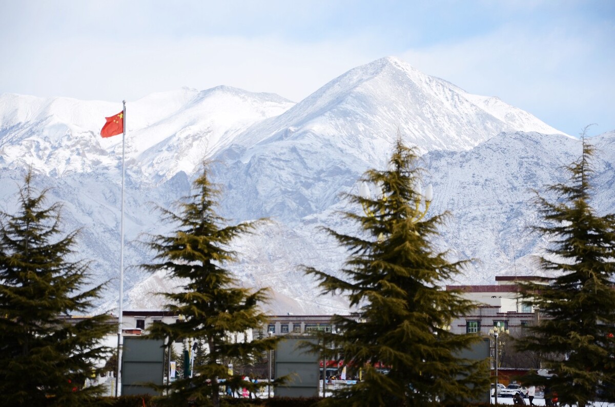 远山银装素裹，五星红旗迎风飘扬