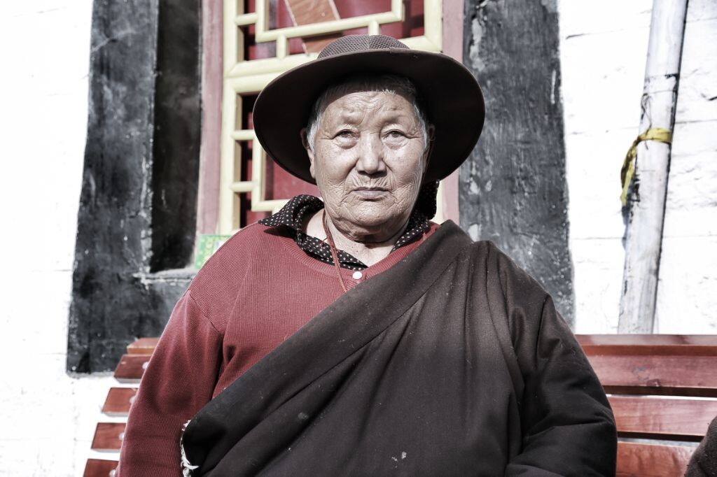 在八廓街拍摄的一位老阿佳