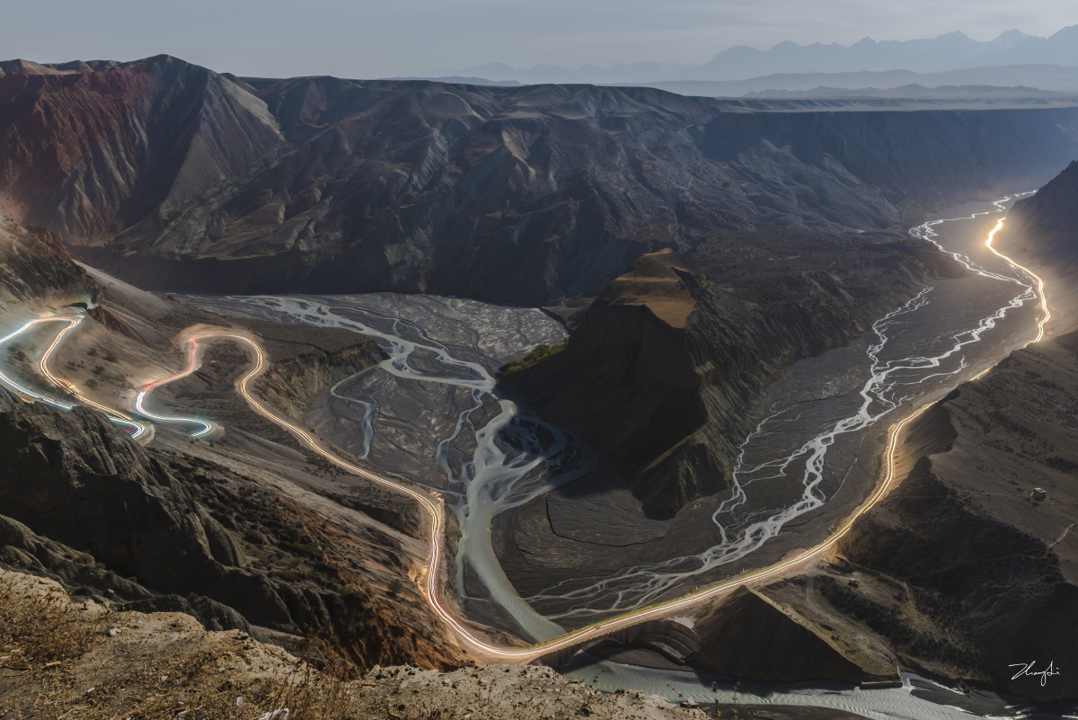 安集海大峡谷里的车轨