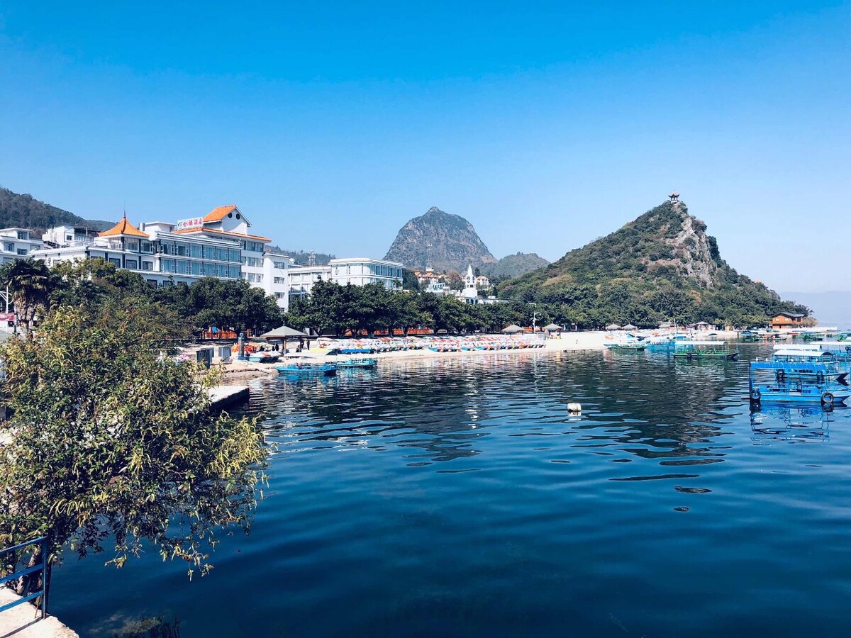 湖清映金钟
