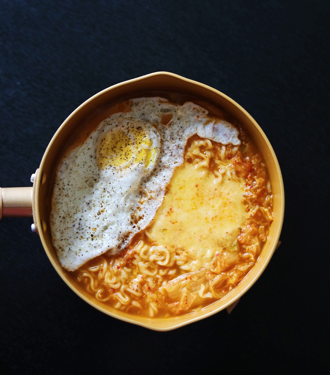 【芝士辛拉面】 主料:辛拉面一袋芝士:马苏里拉芝士碎(我的冻成了一块