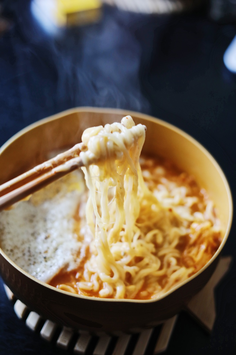 【芝士辛拉面】 主料:辛拉面一袋芝士:马苏里拉芝士碎(我的冻成了一块