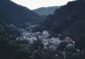 881645