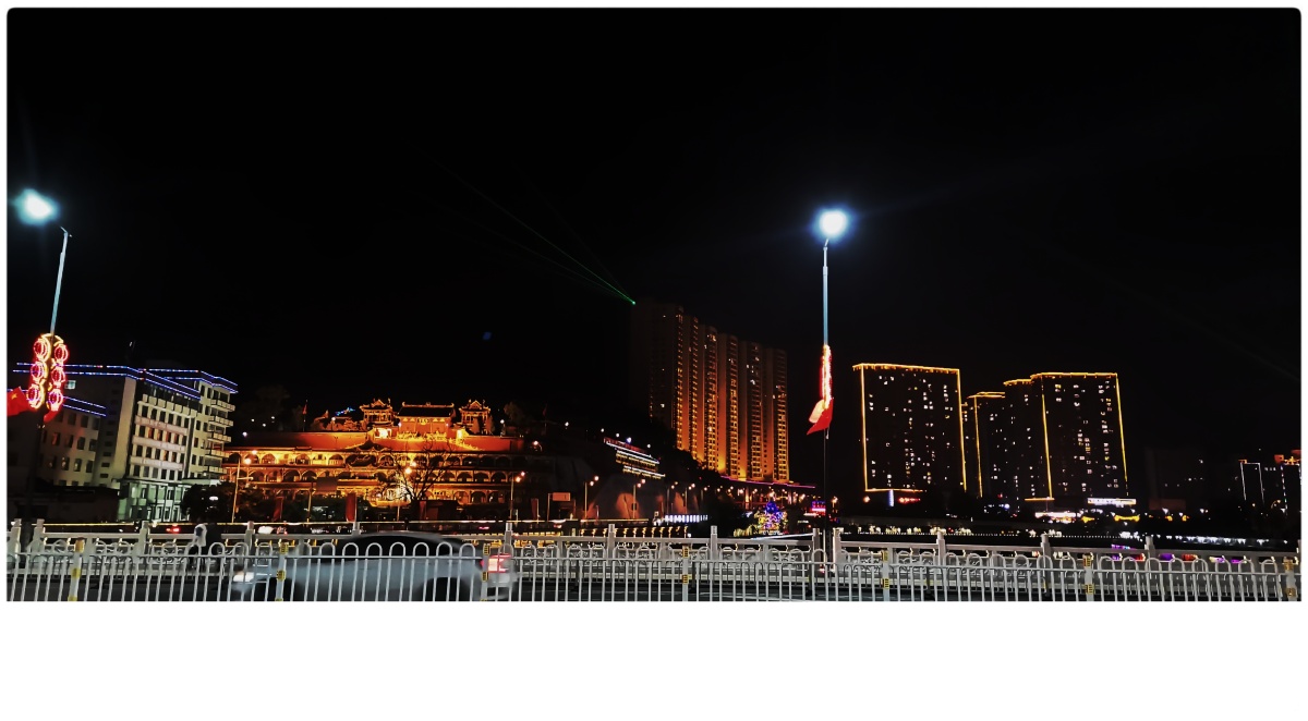 年0920华为手机拍摄在山西柳林青龙桥上拍摄的香严寺和高楼大厦夜景