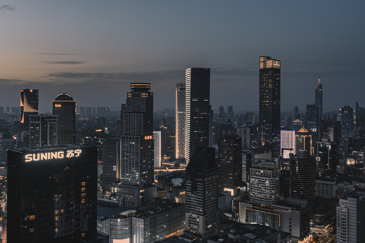 夜幕降临后的暗黑新街口