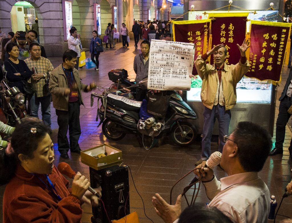 南京东路人民合照团。