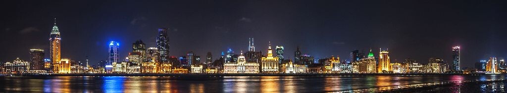 一张外滩万国建筑群全景图片。