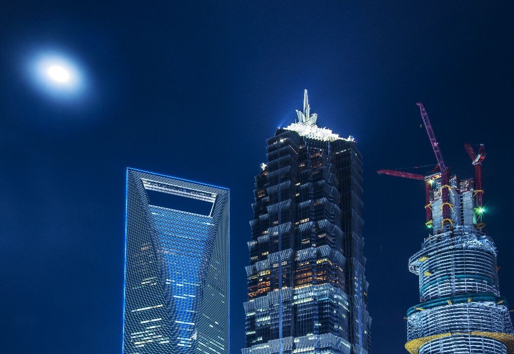 路过陆家嘴中心，正好把3撞大楼拍下。
