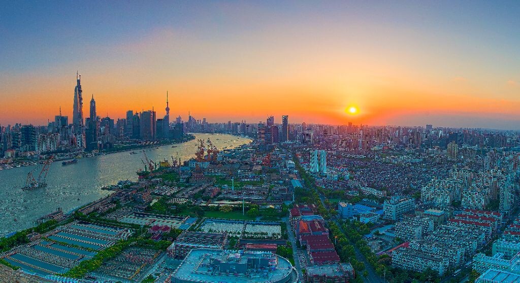 某工地33楼，换个视角拍浦东和浦西风景。