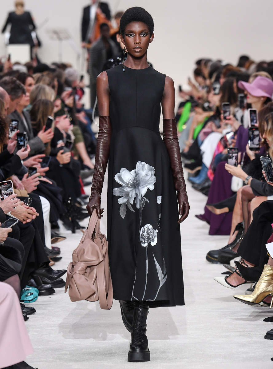 海上风大浪高,神龟岿然不动,神态自若.