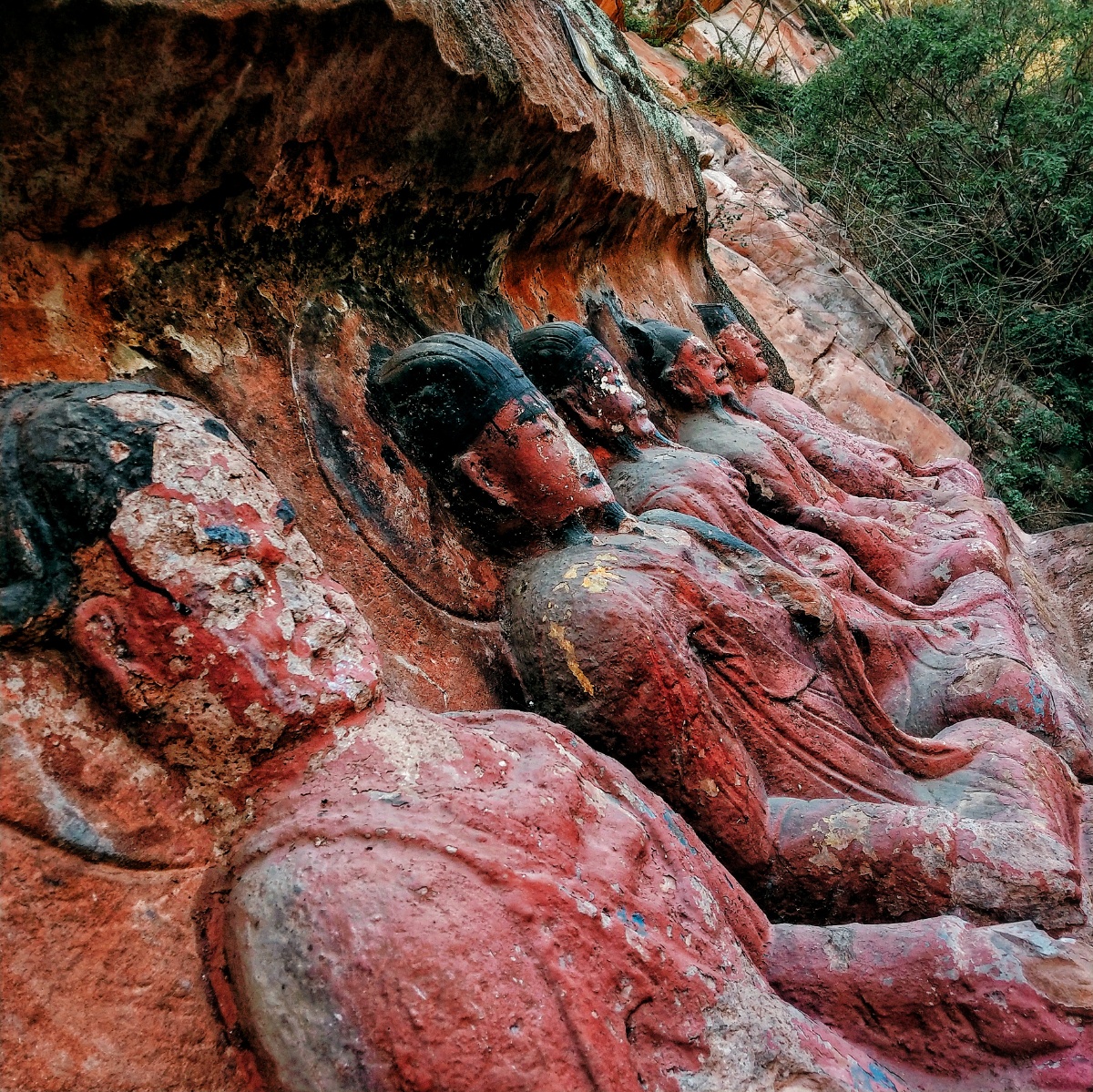 千佛岩,位于四川省乐山市夹江县城西3公里处.