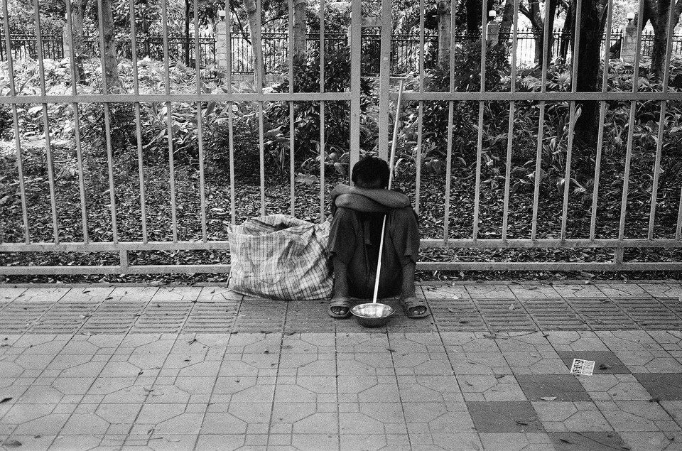 冷眼看世界/冷肠对人心<br />
再描述下去就心冷了。Leica Minilux &amp; Ilford HP5