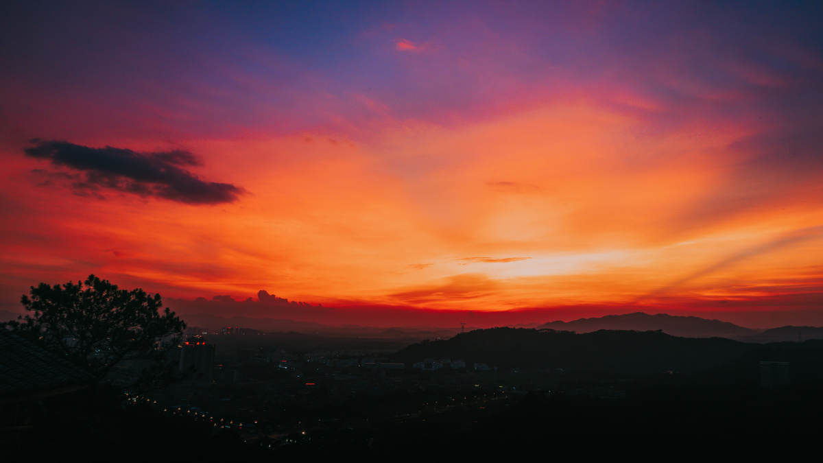 一幅梦幻般浪漫美丽的火烧云美景,天空犹如被打翻的颜料盘!