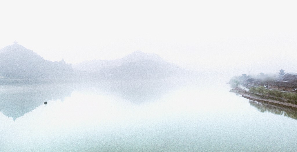 三面江光抱城廓，四围山势锁烟霞——古城阆中的晨雾。