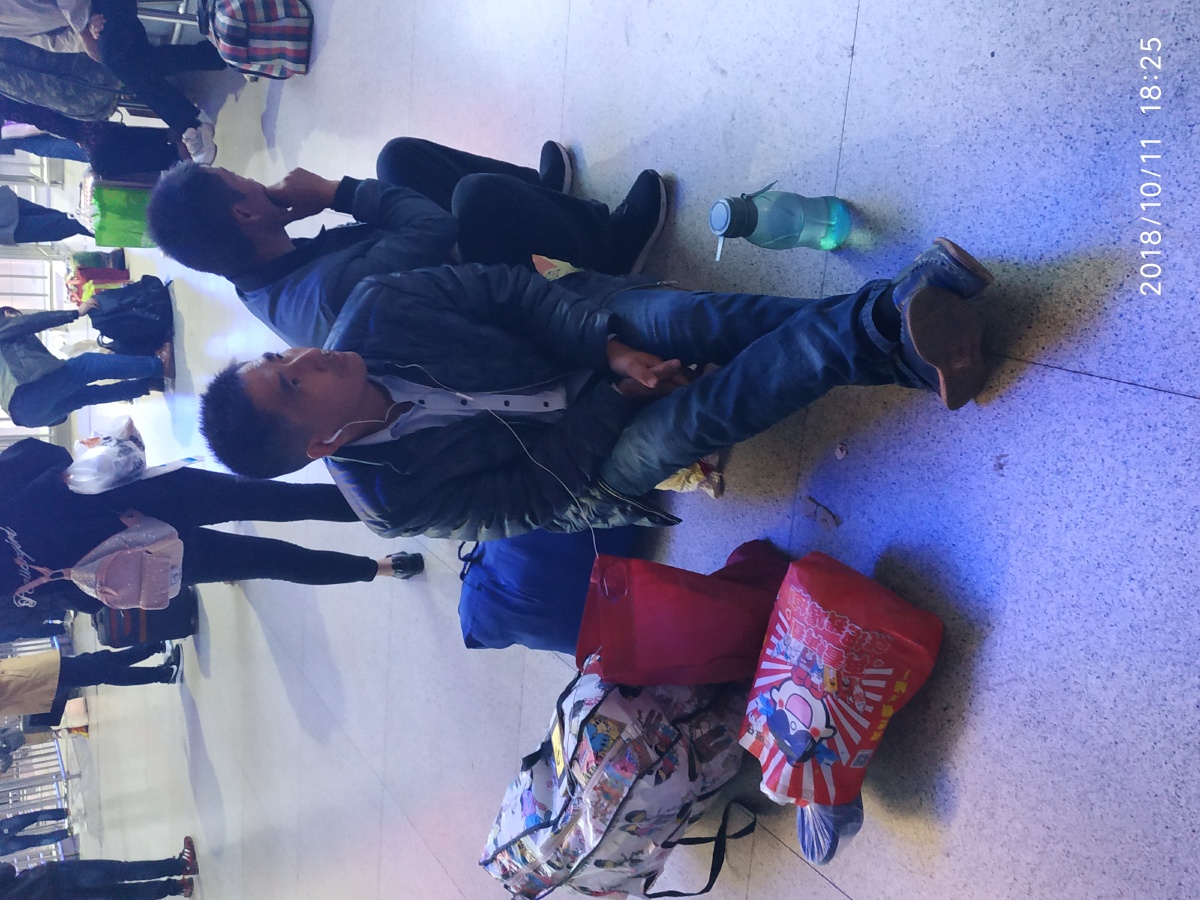 车站匆匆的行人,这就是生活