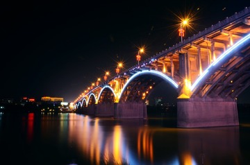 桥与霓虹
