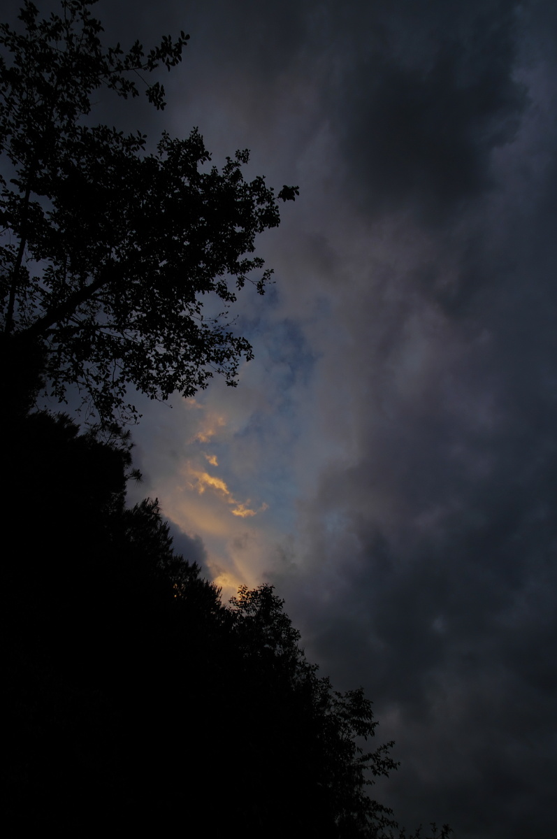 14年辞职旅行拍摄于云南丙中洛,天快黑了,头顶露出一夕晚霞