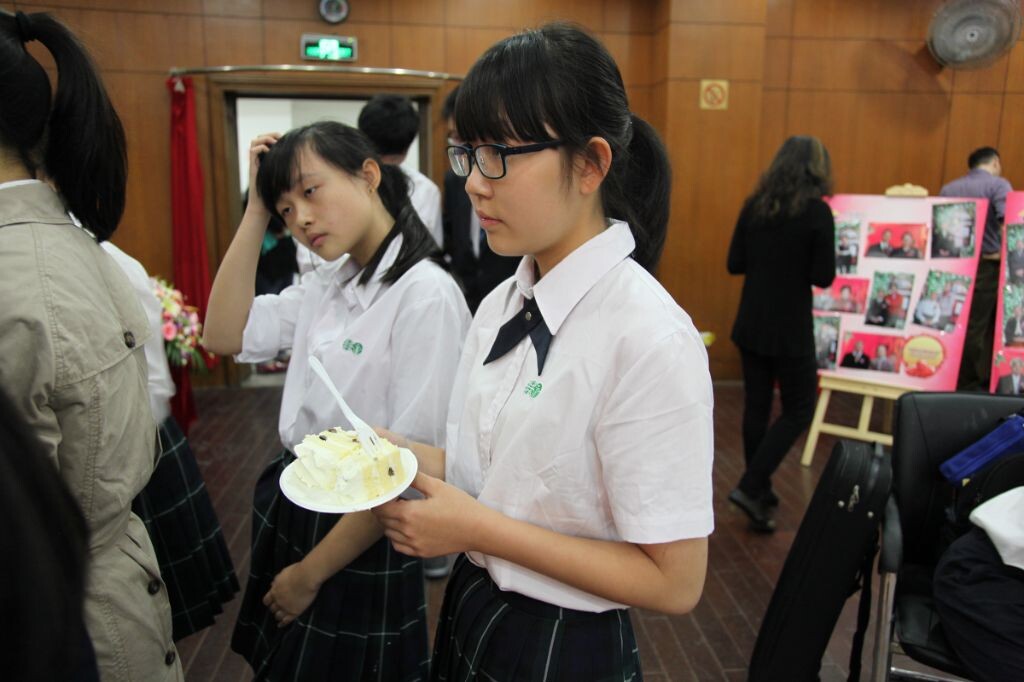 金婚蛋糕和志愿者