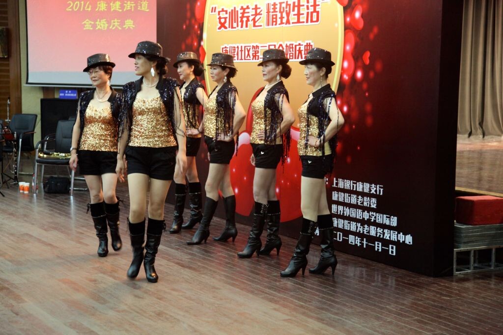 街道中老年人时装表演