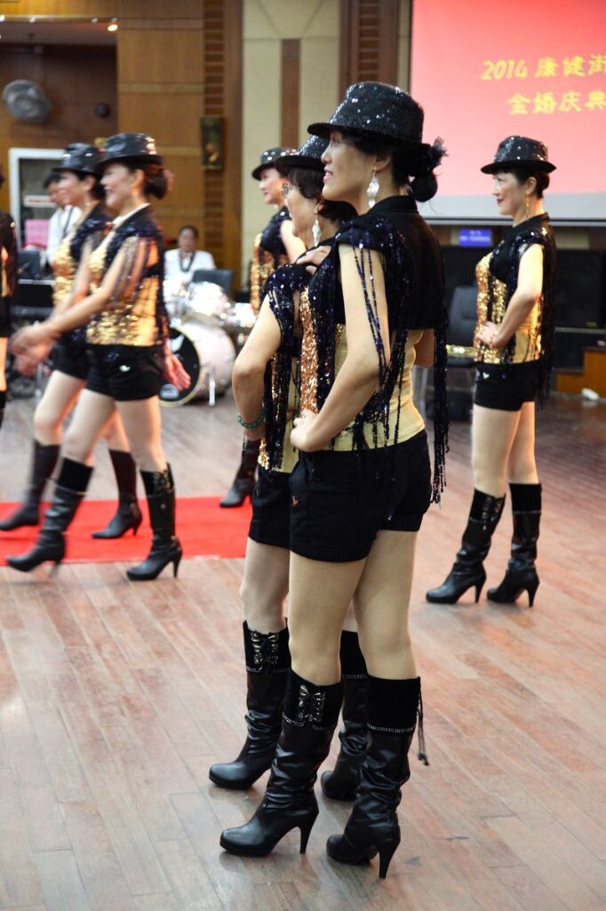 街道中老年人时装表演