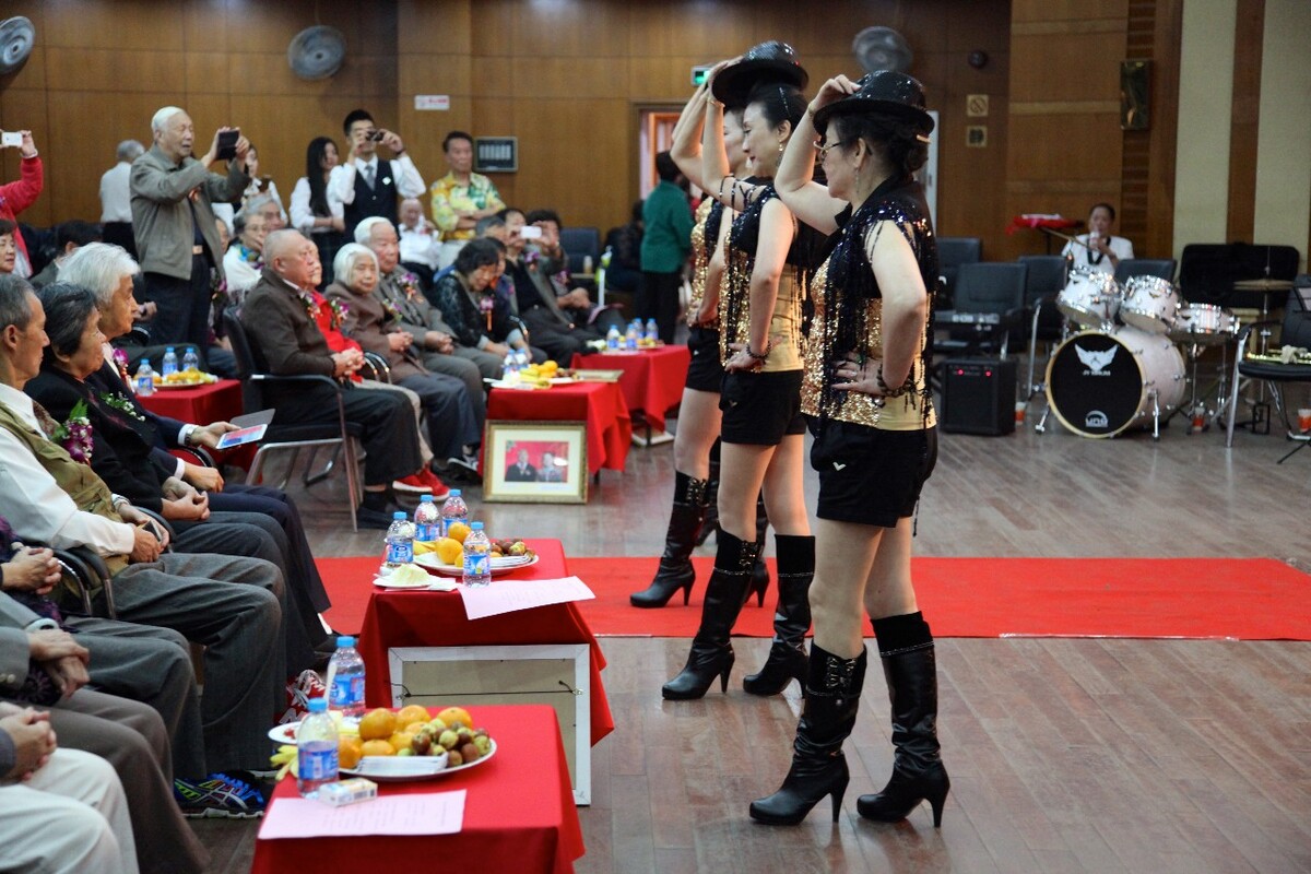 街道中老年人时装表演