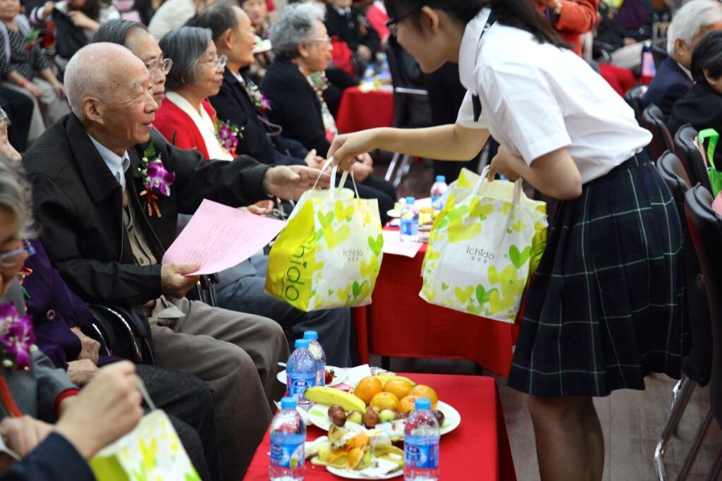 志愿者分发礼品和餐食