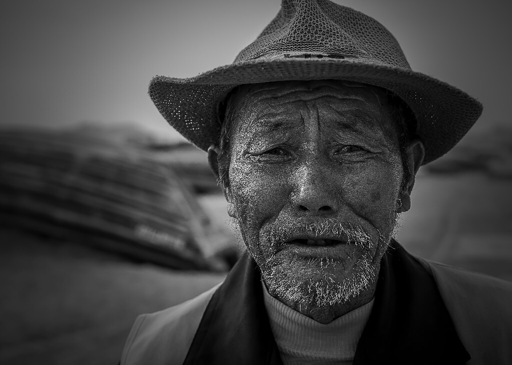 沙滩<br />
<br />
抓住我眼神的<br />
是他看我的眼神<br />
而我镜头中留下的<br />
只有砂砾<br />
沙滩上被风飞扬<br />
被海水冲刷<br />
又被无数脚印叠加而扭曲的砂砾<br />
像生命中无法抹平的记忆<br />
此刻都镶嵌在他额头上<br />
和被海水侵染的眼神<br />
遮蔽的脸颊上<br />
