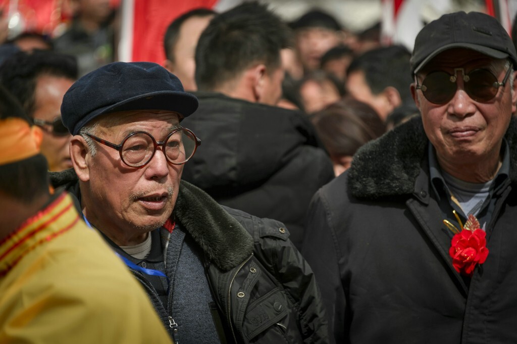 关中农村戴石头镜是一种传统也是一种时尚。