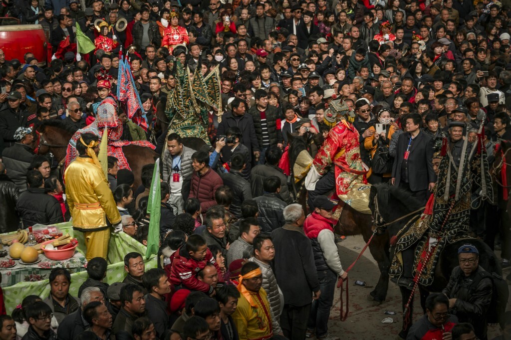 在文武官员护卫下，接爷的队伍准备启程。