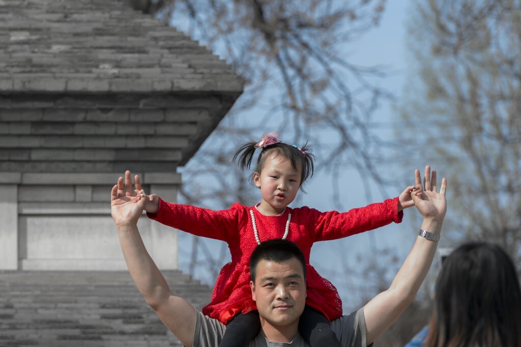妈妈说<br />
在塔前合个影吧<br />
女儿说<br />
爸爸就是塔