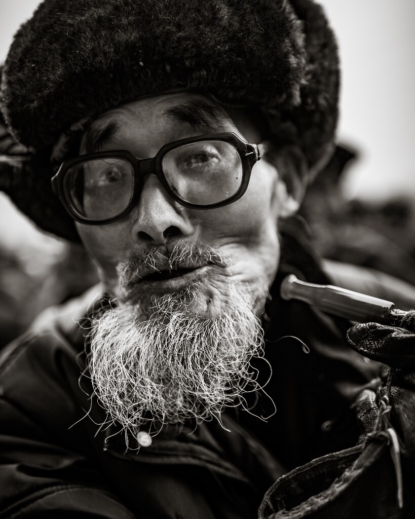 深度近视胡须花白的八旬老人。